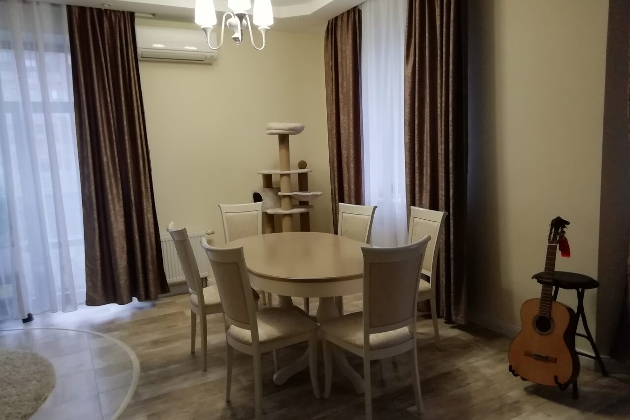 Арендовать Яркий зал в доме с закрытой территорией