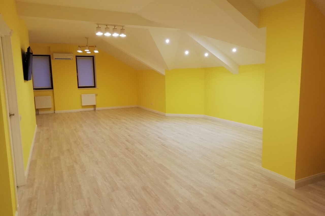 Арендовать Яркий зал в доме с закрытой территорией