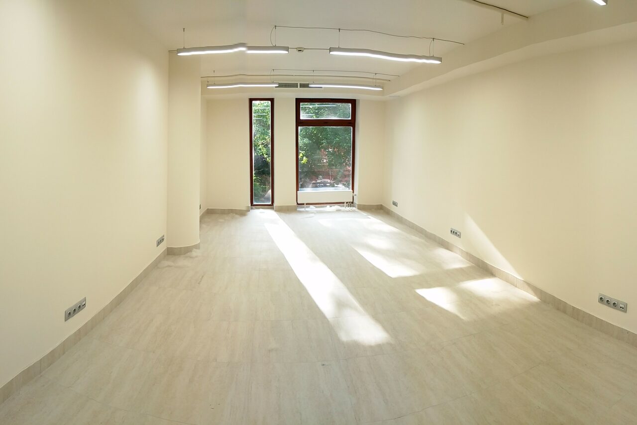 Арендовать Уник Светлый класс с партами