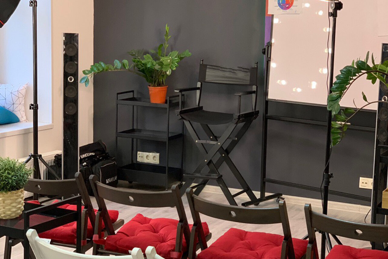 Арендовать Современный зал для семинаров