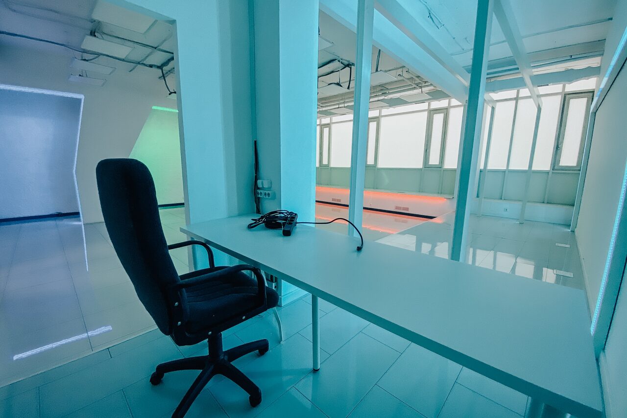 Арендовать Apriori Photo Белый лофт с неоновой подсветкой