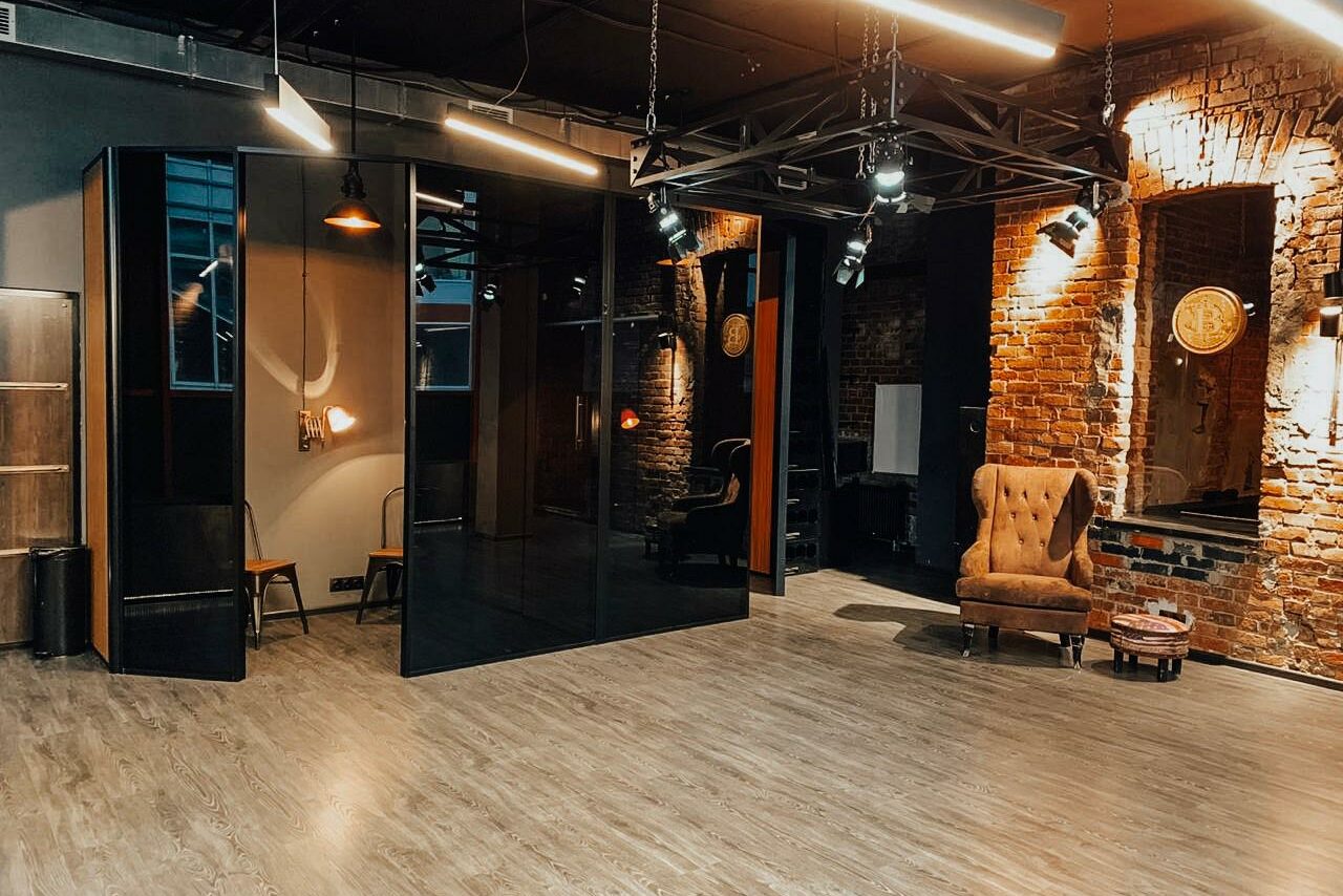 Арендовать Apriori Photo Лофт из красного кирпича с панорамными окнами