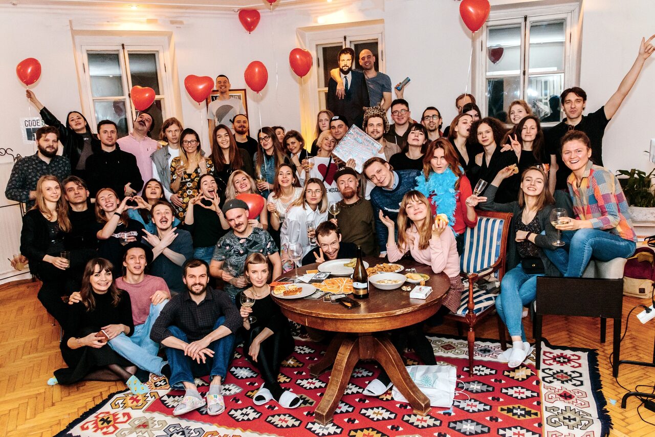 Арендовать Светлый лофт с панорамным видом. Радостные люди праздную событие и фотографируются