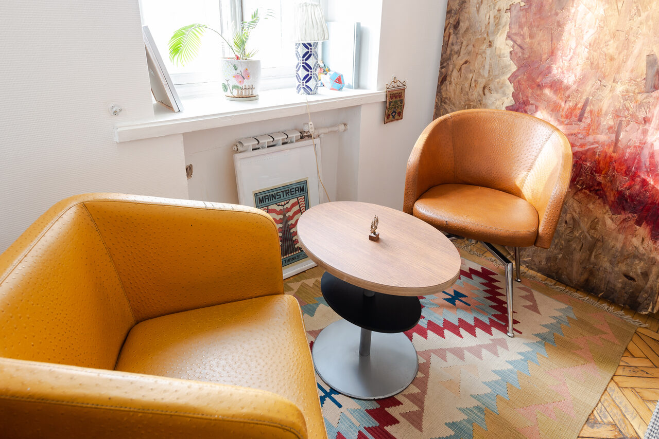 Арендовать Светлый лофт с панорамным видом. Два кресла с небольшим журнальным столиком