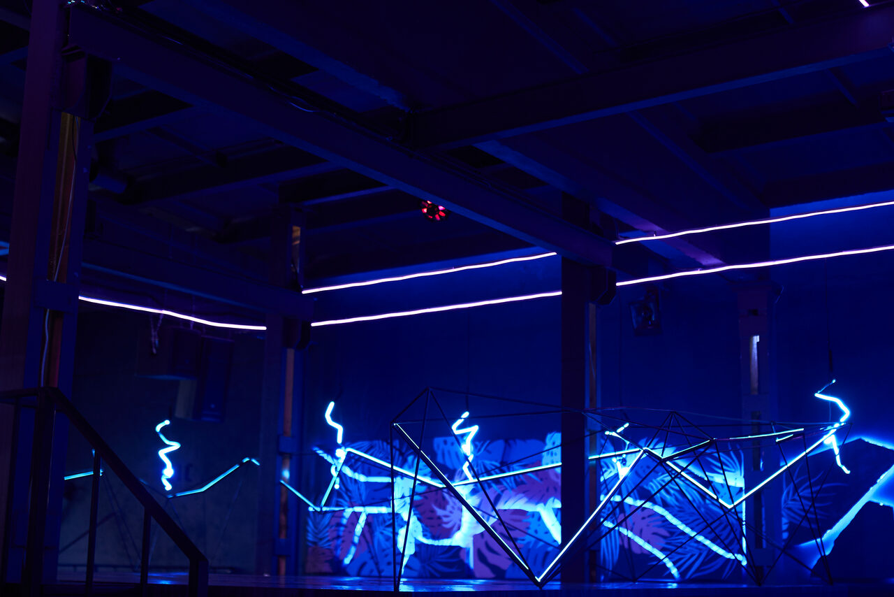 Арендовать NEON Bar. Лофт с неоновой подсветкой 