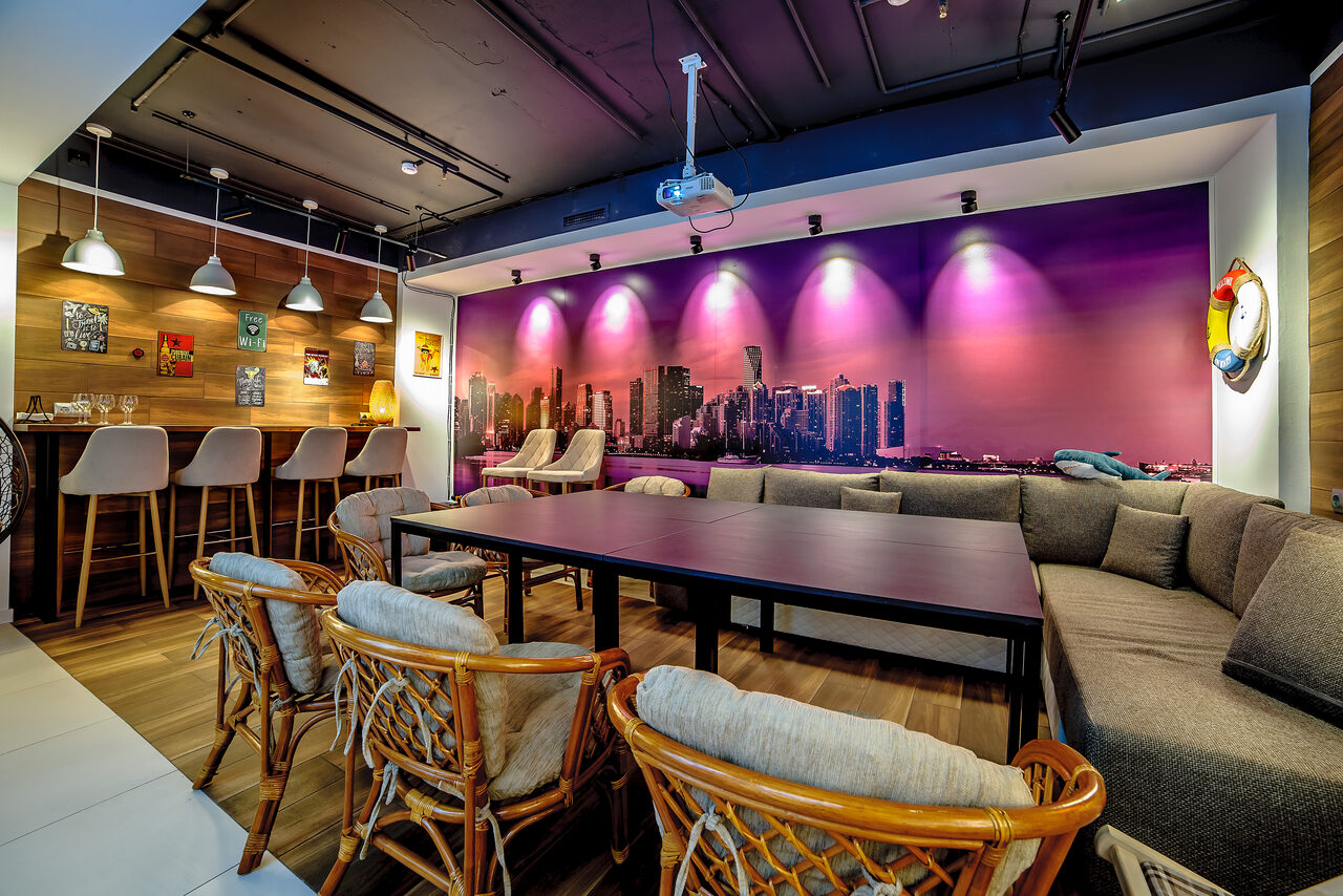 Арендовать Party Time Лофт с большим столом