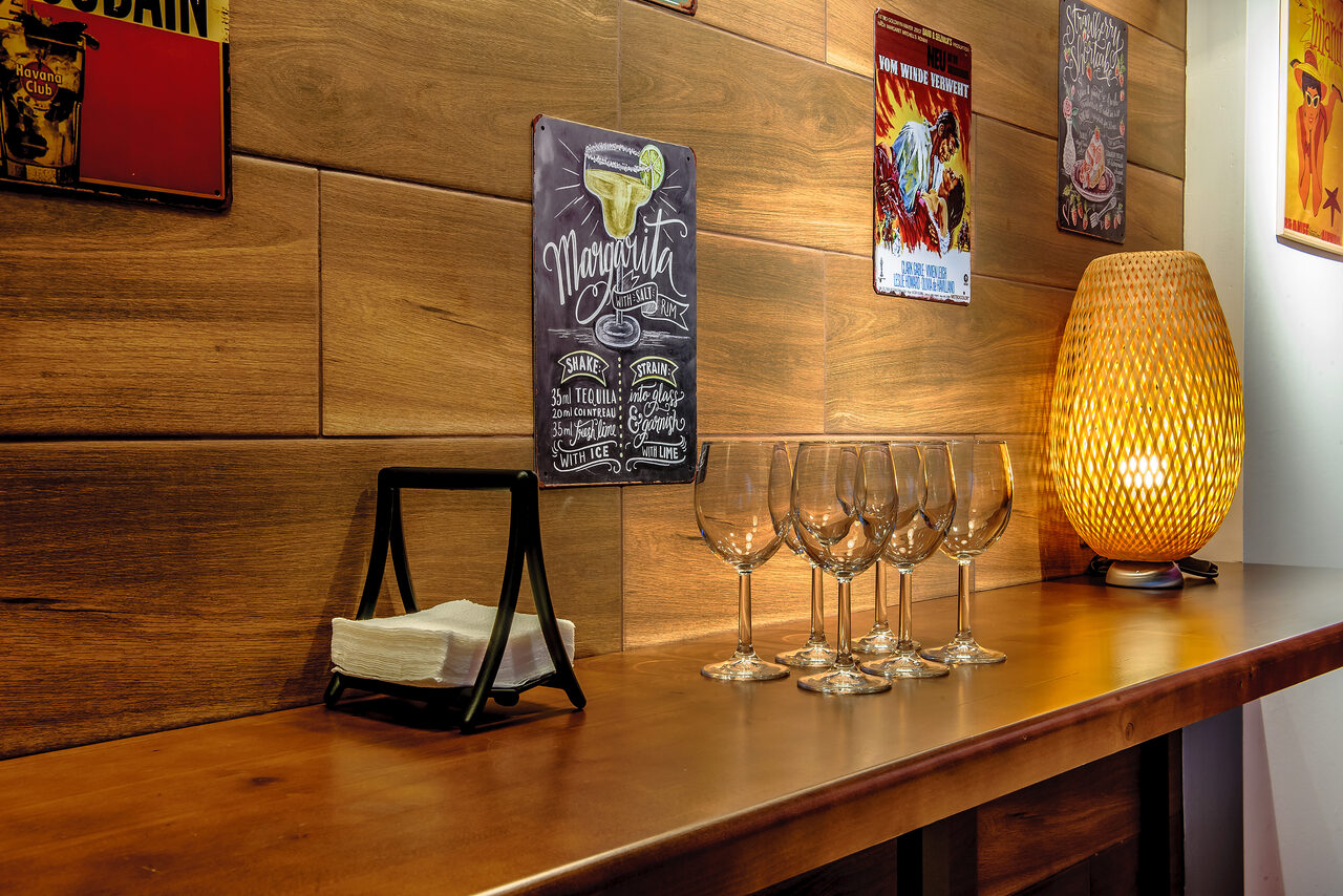 Арендовать Party Time Лофт с большим столом