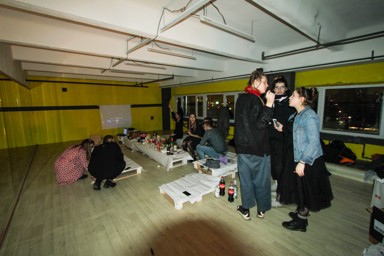 Арендовать JamTown Красочный зал с зеркальной стеной