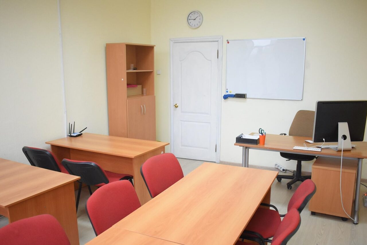 Арендовать Allada School (Аллада Скул). Мини-класс с партами