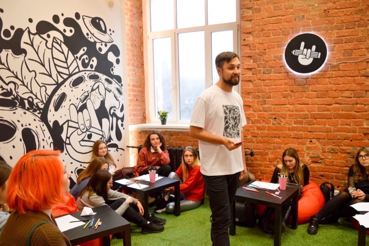 Арендовать DSGNclub Лофт с авторскими иллюстрациями на стенах