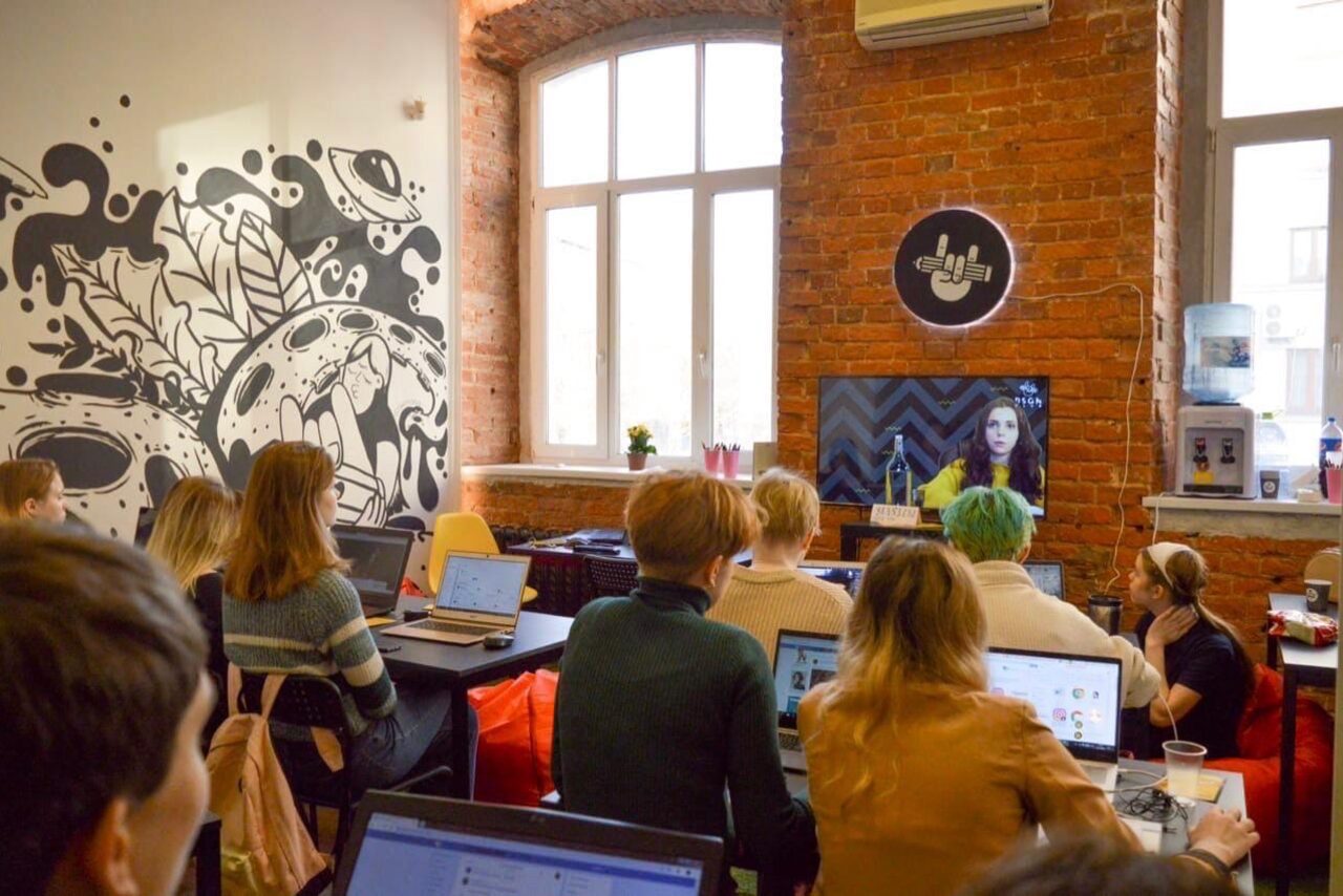 Арендовать DSGNclub Лофт с авторскими иллюстрациями на стенах