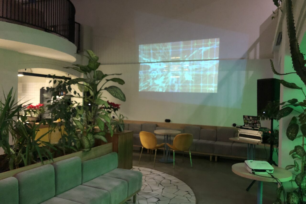 Арендовать Двухуровневый лофт с живыми растениями