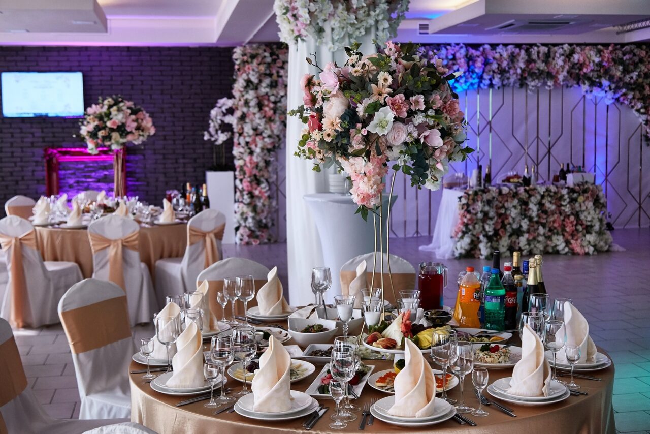 Арендовать Red Hall - большой зал с барной стойкой