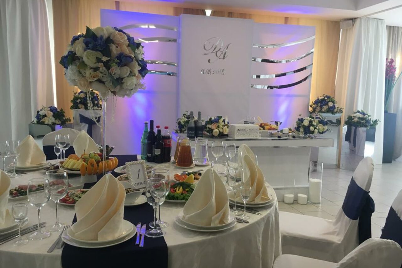 Арендовать Red Hall - большой зал с барной стойкой