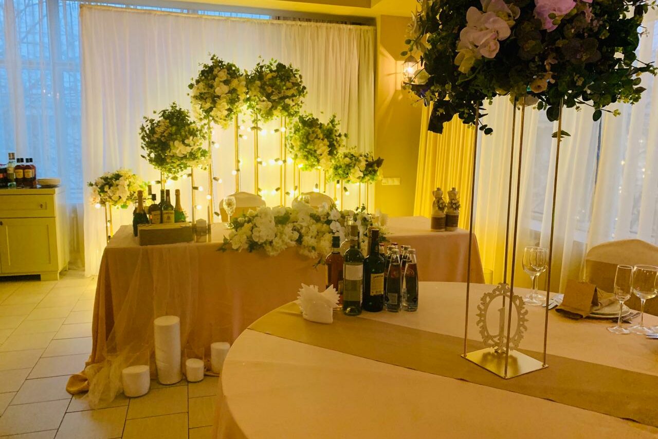 Арендовать Red Hall - большой зал с барной стойкой