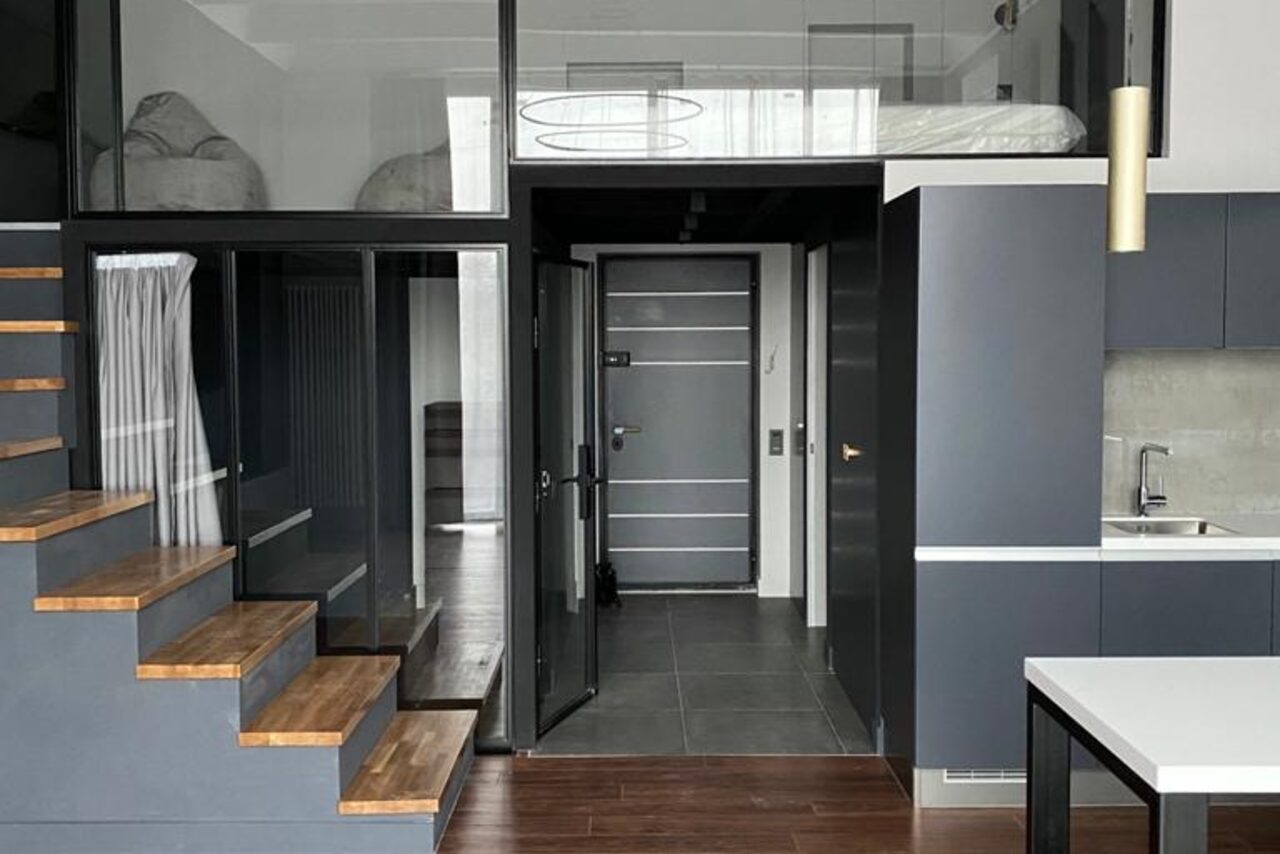 Арендовать IQ апартаменты Двухуровневый лофт с панорамными окнами