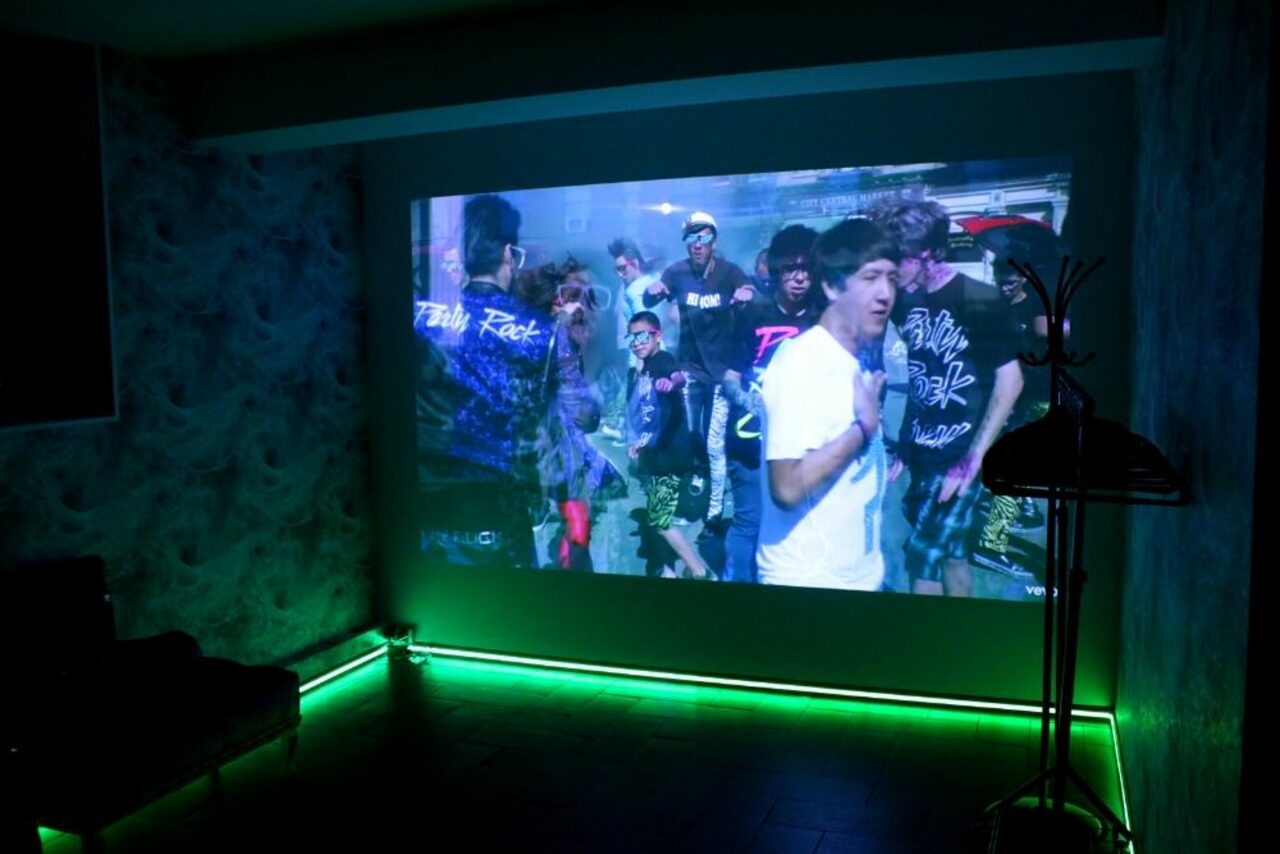 Арендовать Room with soft sofas