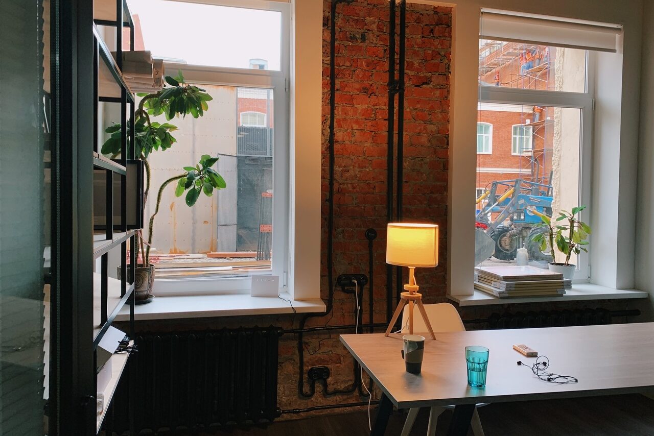 Арендовать Возьми Кисть Школа Рисования Студия в светлых тонах