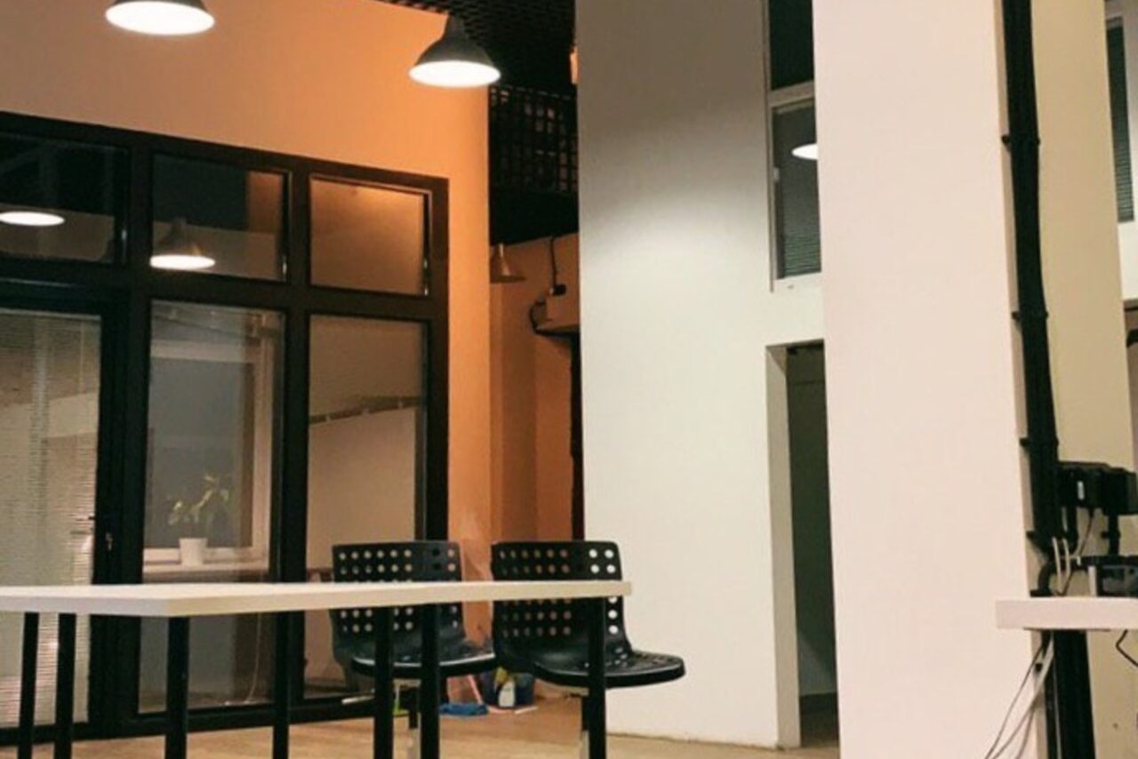 Арендовать Возьми Кисть Школа Рисования Студия в светлых тонах