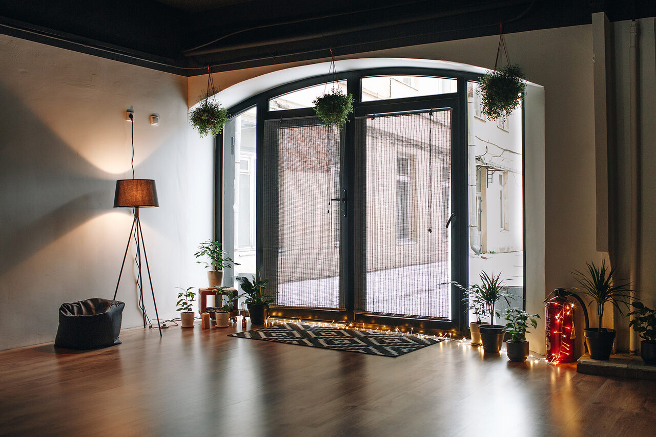 Арендовать Креативное пространство с зеркальной стеной