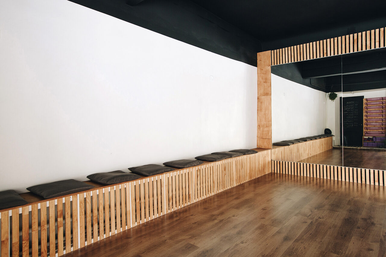 Арендовать Креативное пространство с зеркальной стеной