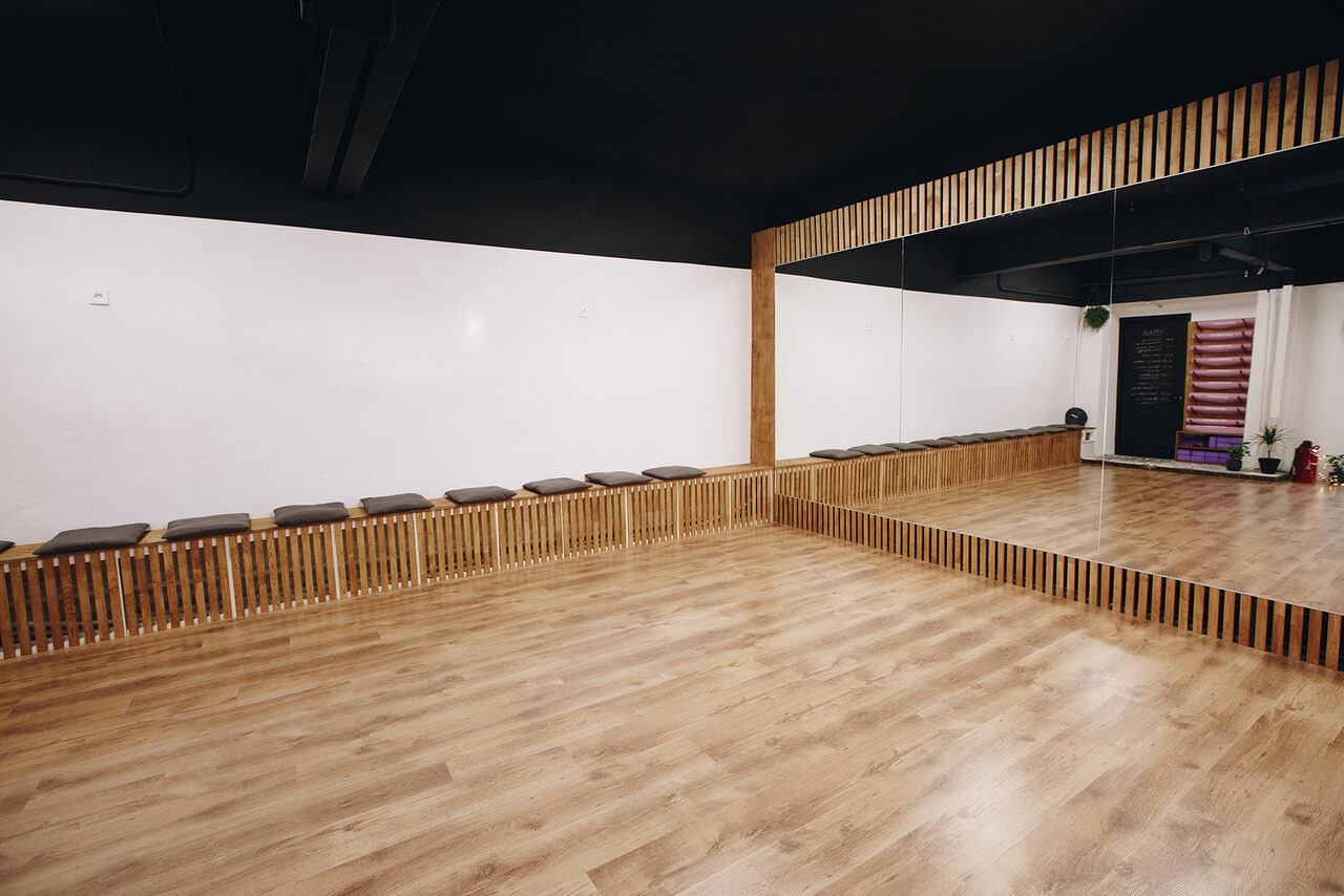 Арендовать Креативное пространство с зеркальной стеной