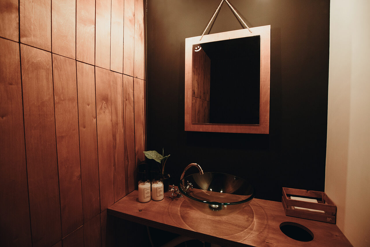 Арендовать Креативное пространство с зеркальной стеной