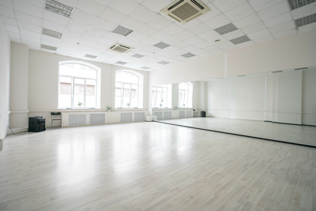 Арендовать  Alex Ballet Studio (Алекс Балет Студио). Светлый зал со станком и высокими потолками