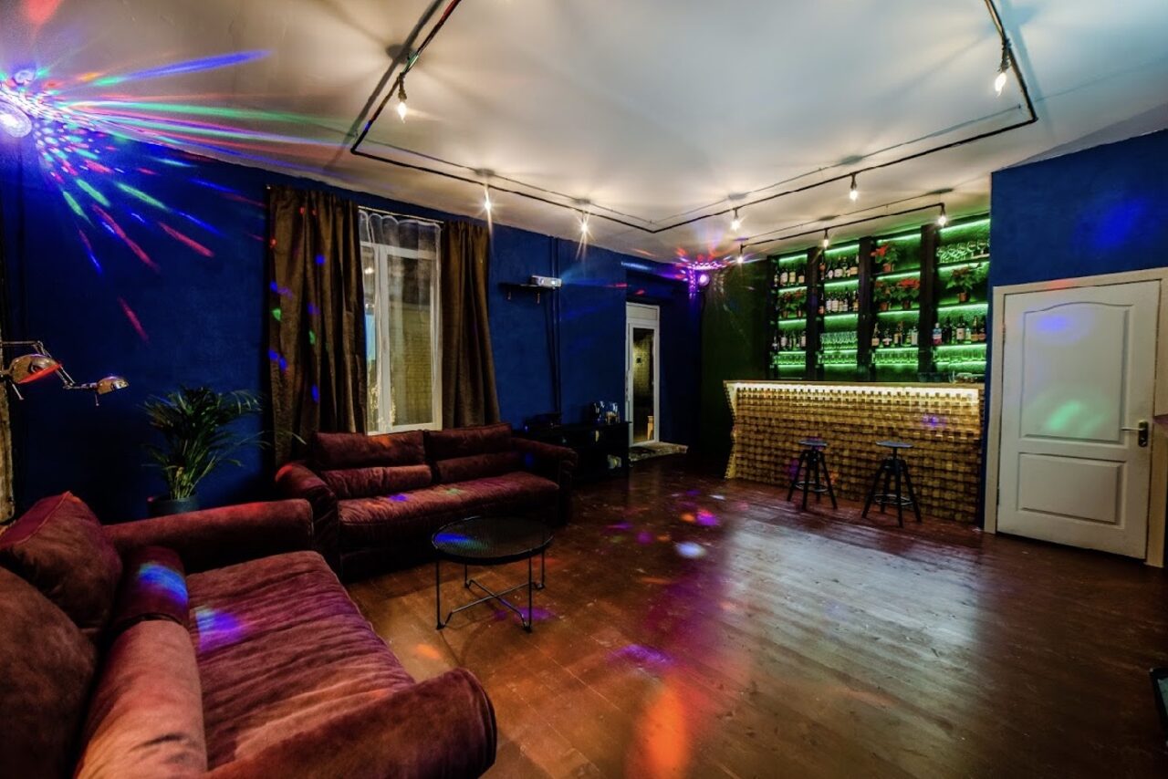 Арендовать Лофт с диванами и диско-шаром