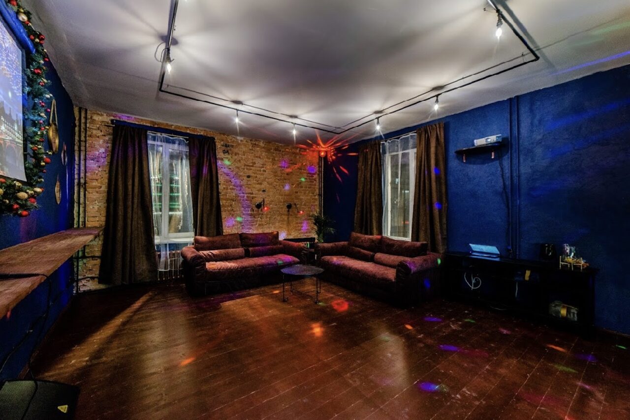 Арендовать Лофт с диванами и диско-шаром