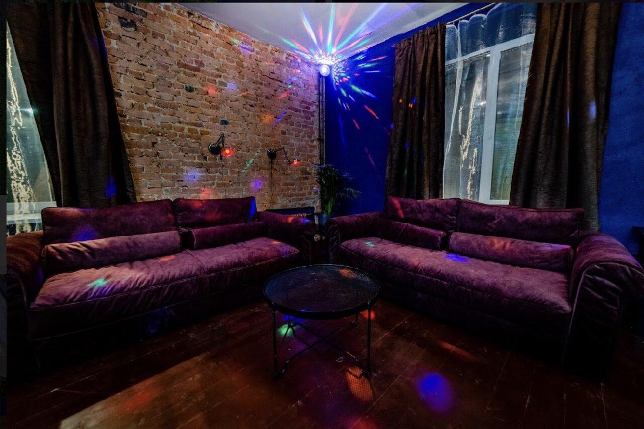 Арендовать Лофт с диванами и диско-шаром