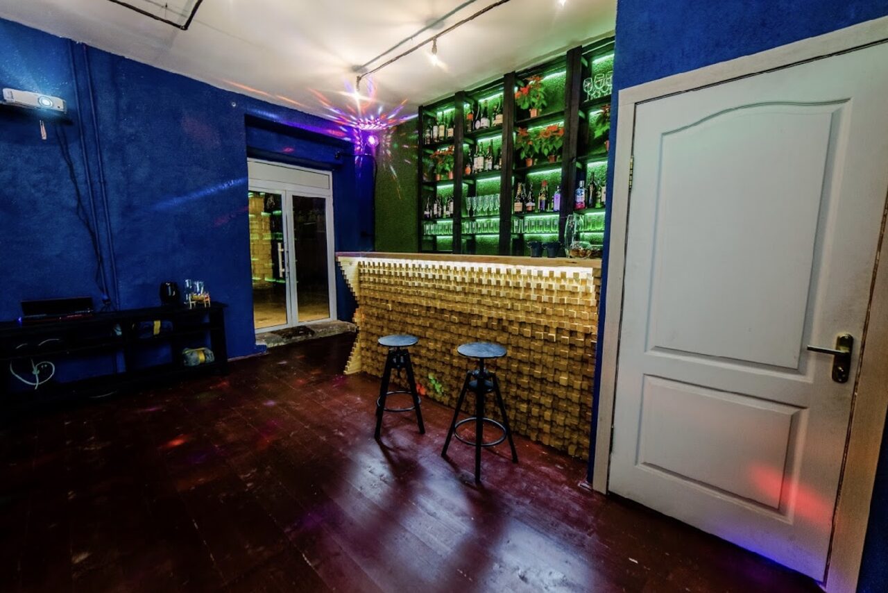 Арендовать Лофт с диванами и диско-шаром