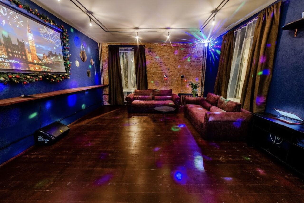 Арендовать Лофт с диванами и диско-шаром