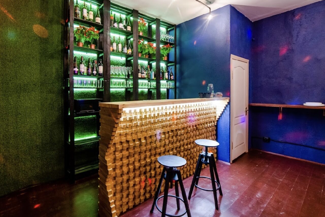 Арендовать Лофт с диванами и диско-шаром