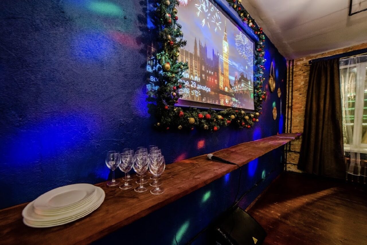 Арендовать Лофт с диванами и диско-шаром