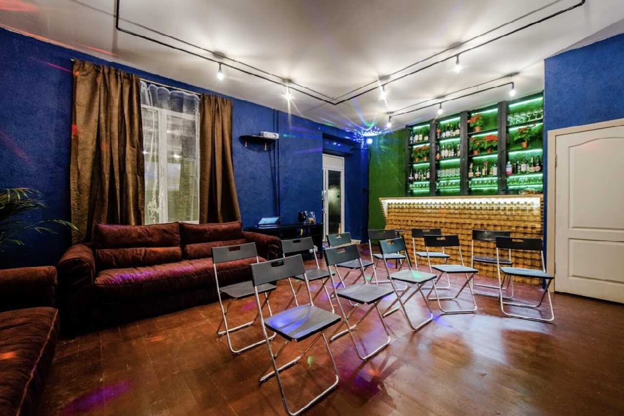 Арендовать Лофт с диванами и диско-шаром