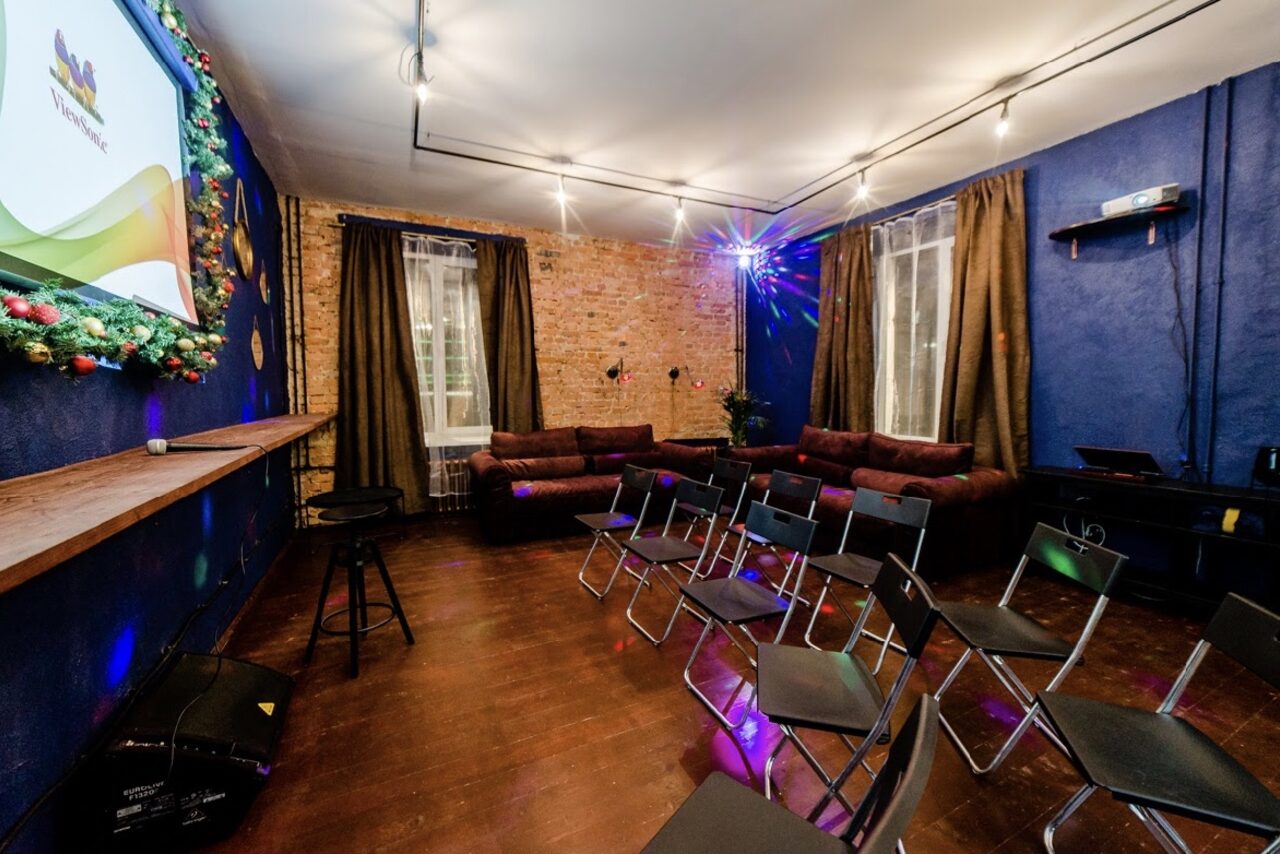 Арендовать Лофт с диванами и диско-шаром