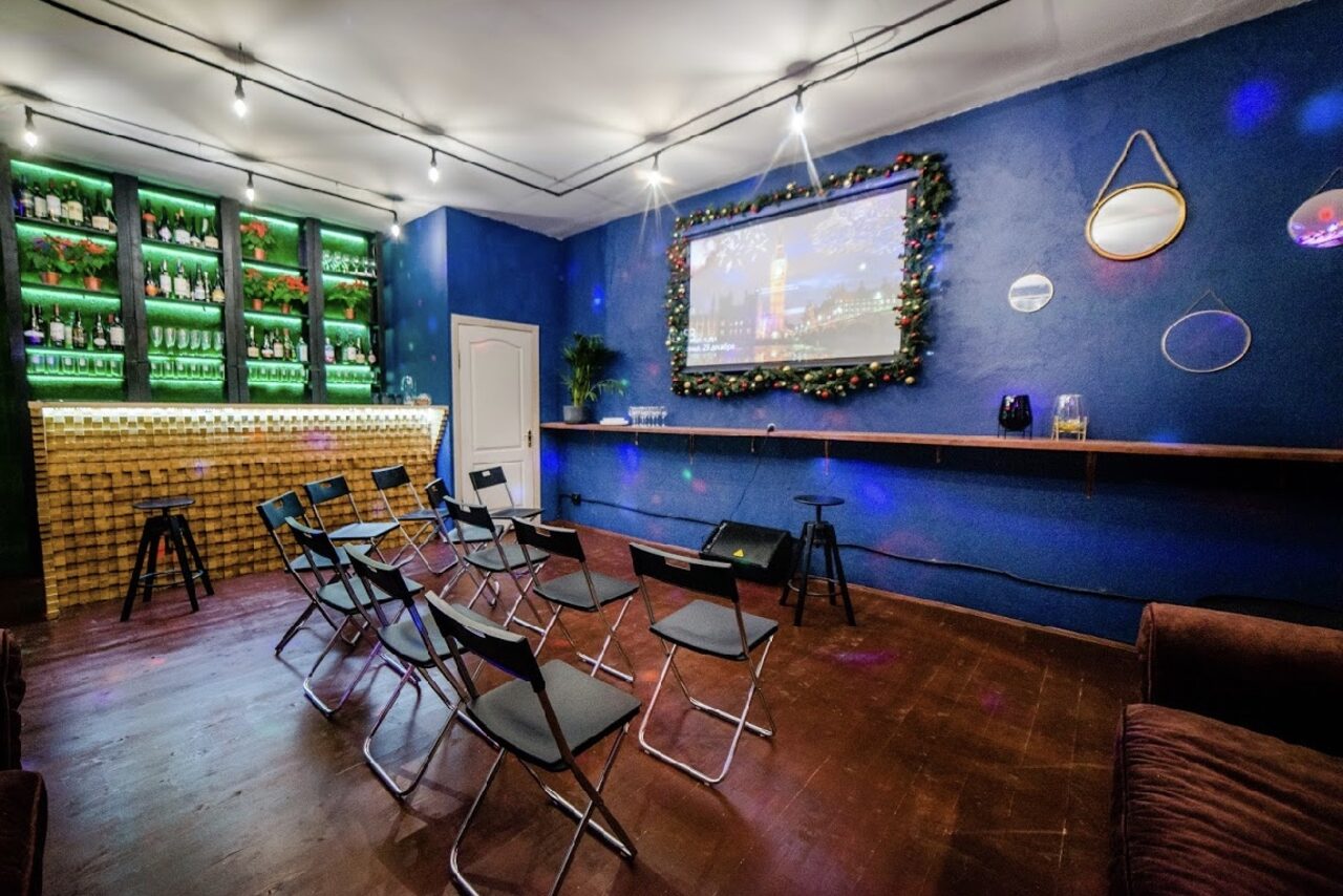 Арендовать Лофт с диванами и диско-шаром