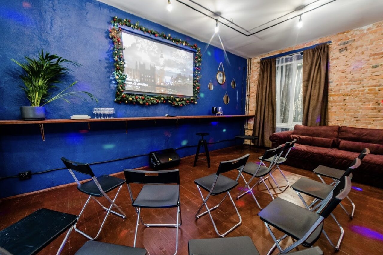 Арендовать Лофт с диванами и диско-шаром