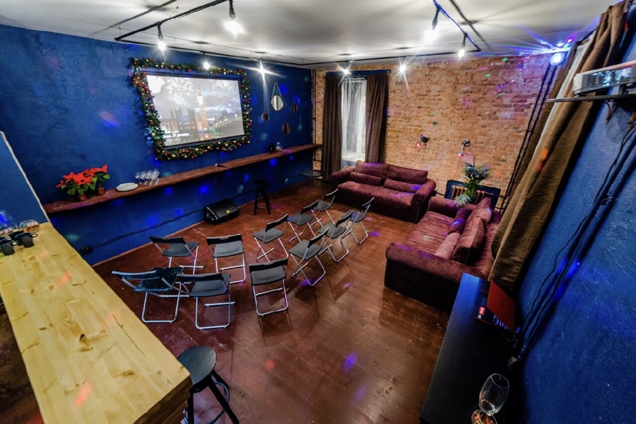 Арендовать Лофт с диванами и диско-шаром