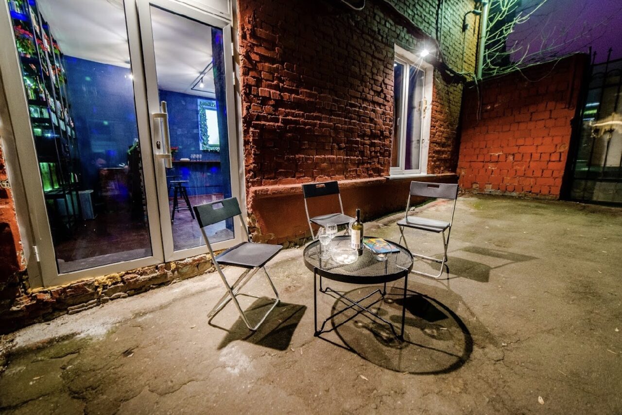 Арендовать Лофт с диванами и диско-шаром