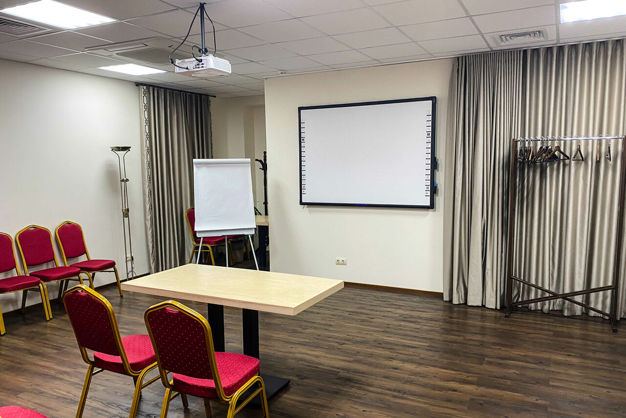 Арендовать Diplomat Hotel