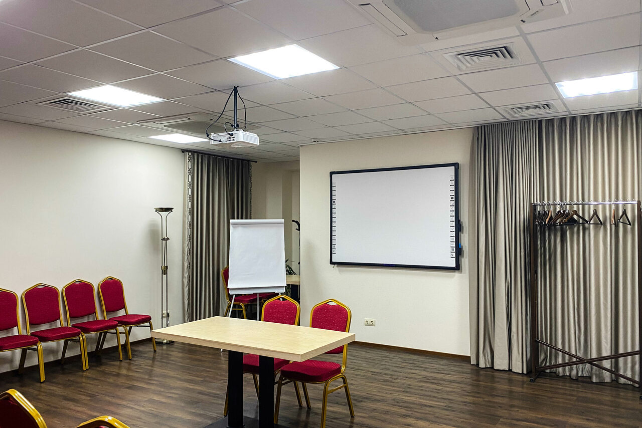 Арендовать Diplomat Hotel