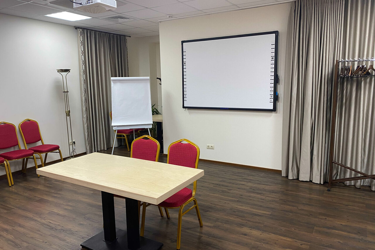 Арендовать Diplomat Hotel