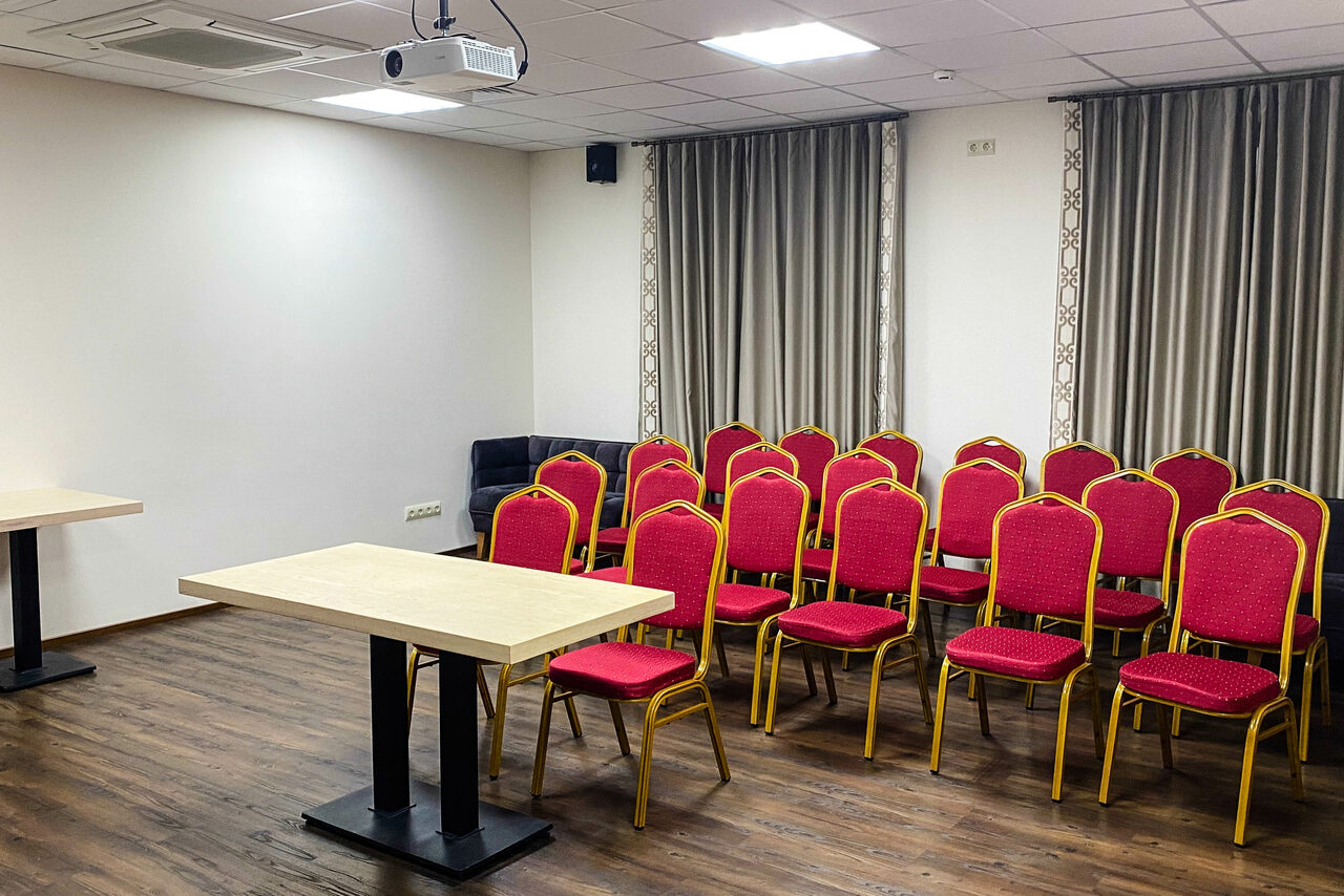 Арендовать Diplomat Hotel