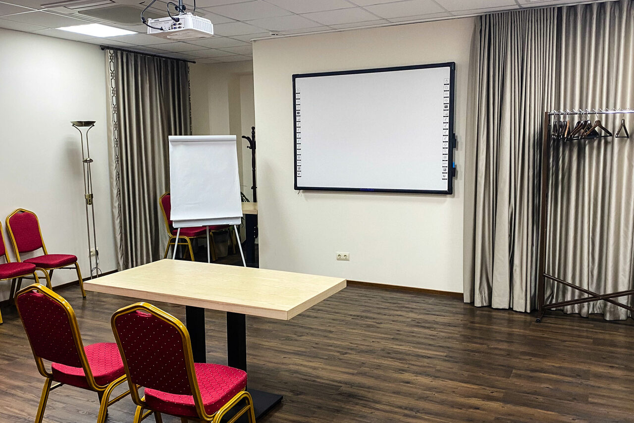 Арендовать Diplomat Hotel