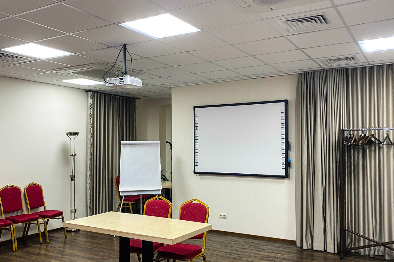 Арендовать Diplomat Hotel