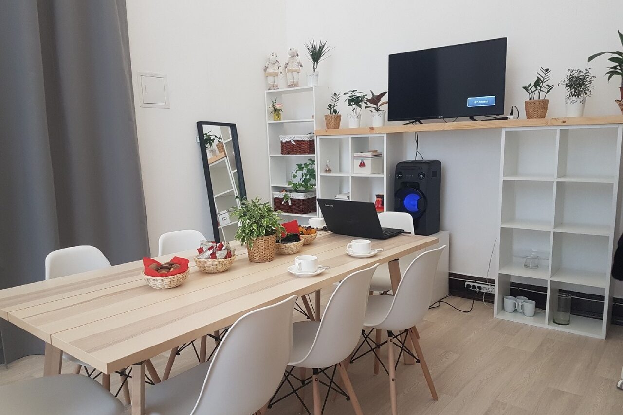 Арендовать Светлый тренинг-зал с высокими потолками