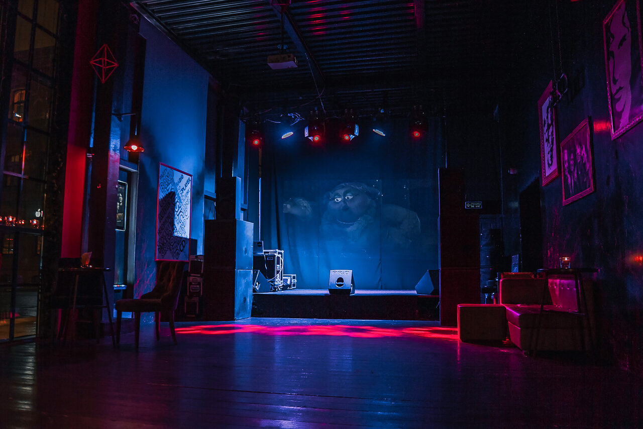 Арендовать Москва Черный арт-лофт со сценой