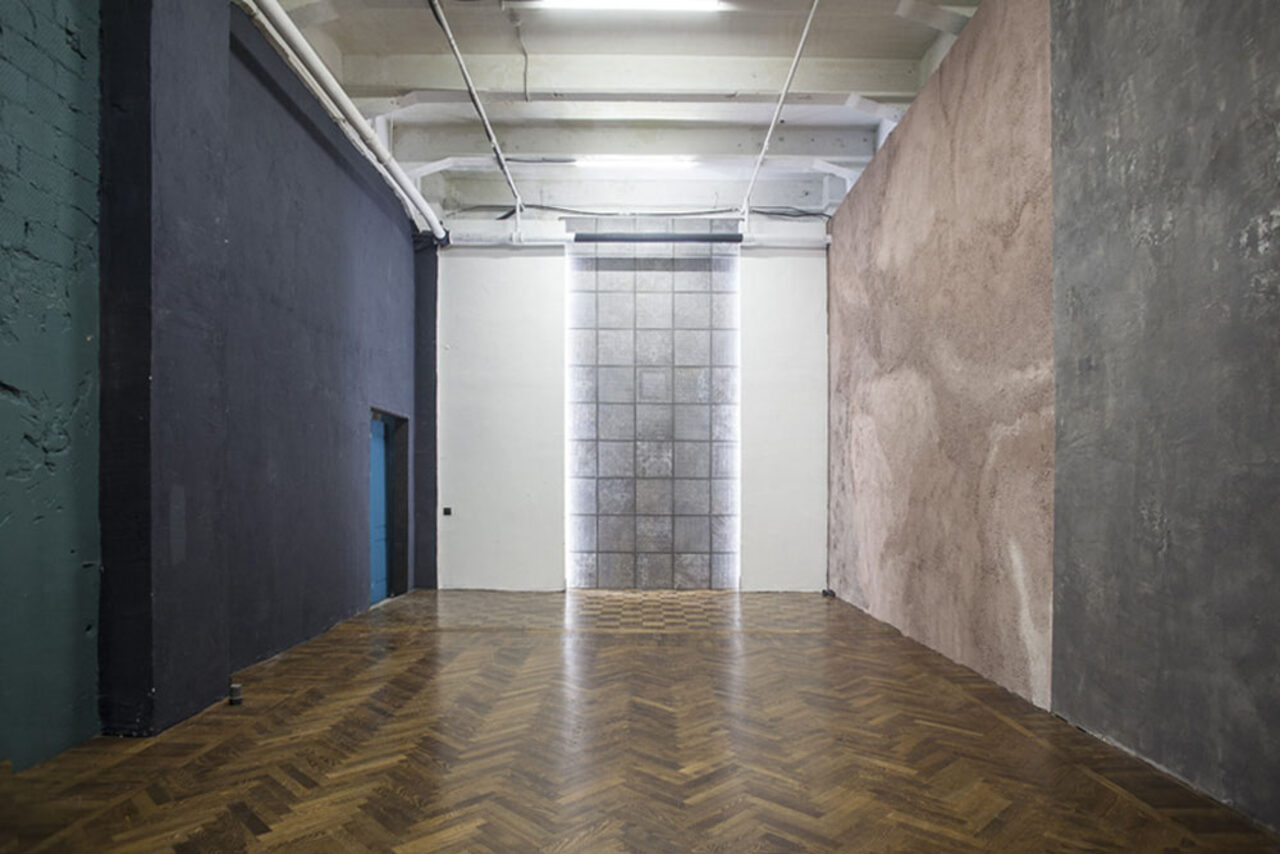 Арендовать WoodStudios Минималистичный зал с панорамным окном